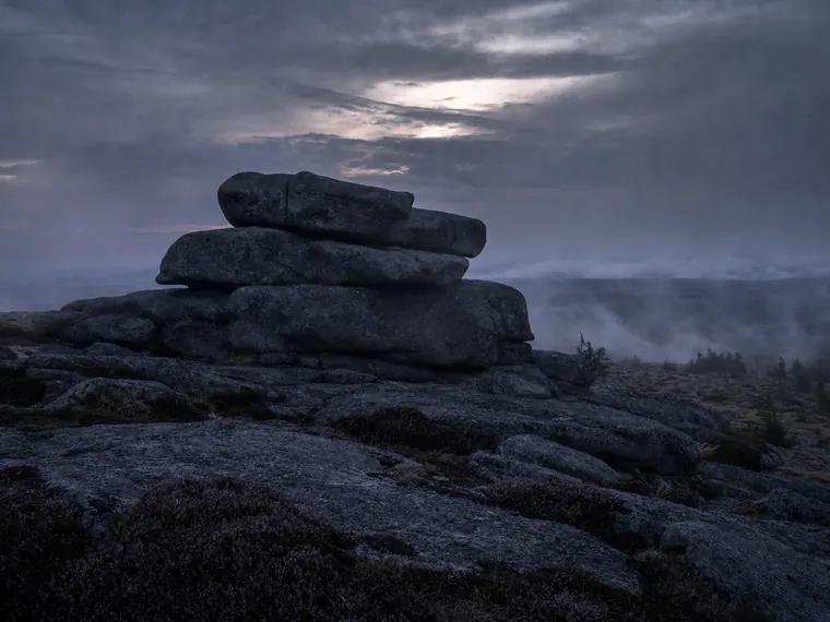 Granitfelsen auf dem Brockenplateau in der Abenddämmerung