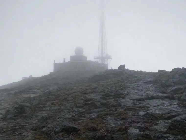 Brockenhaus und Sendeturm im Nebel