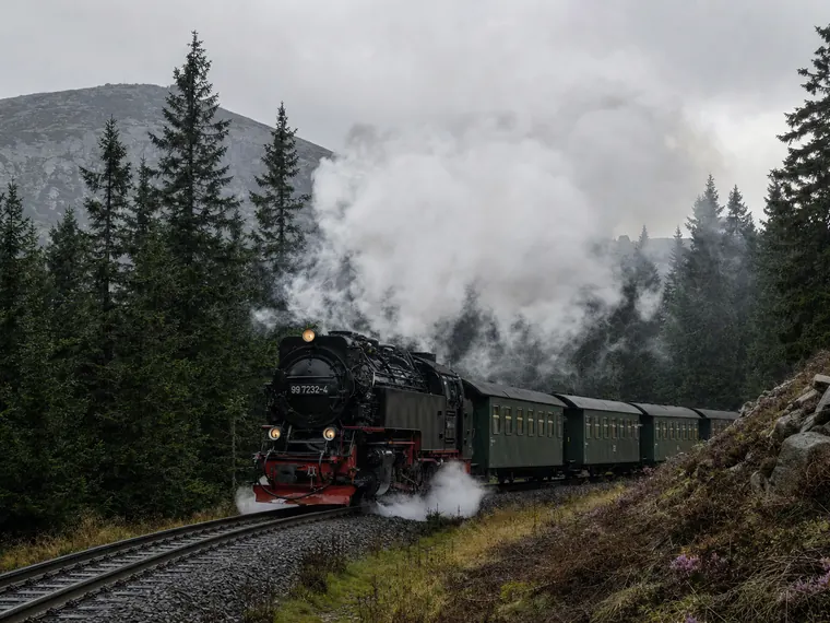Dampflokomotive der Harzer Schmalspurbahn auf der Strecke zum Brocken